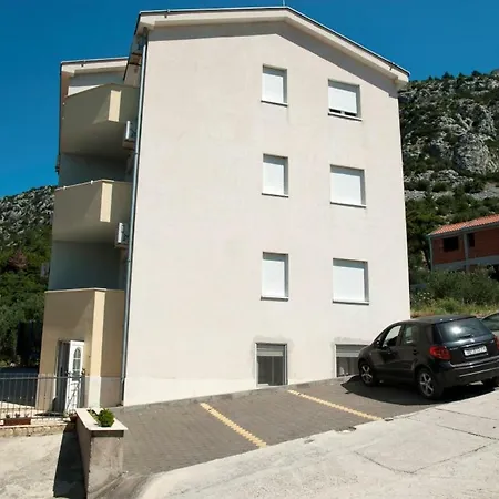 Bjelis Apartament *